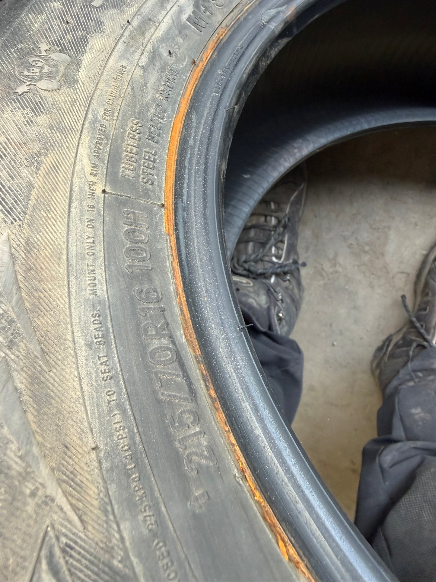 4 pneus d hiver 215/70r16 toyo a l etat neuf