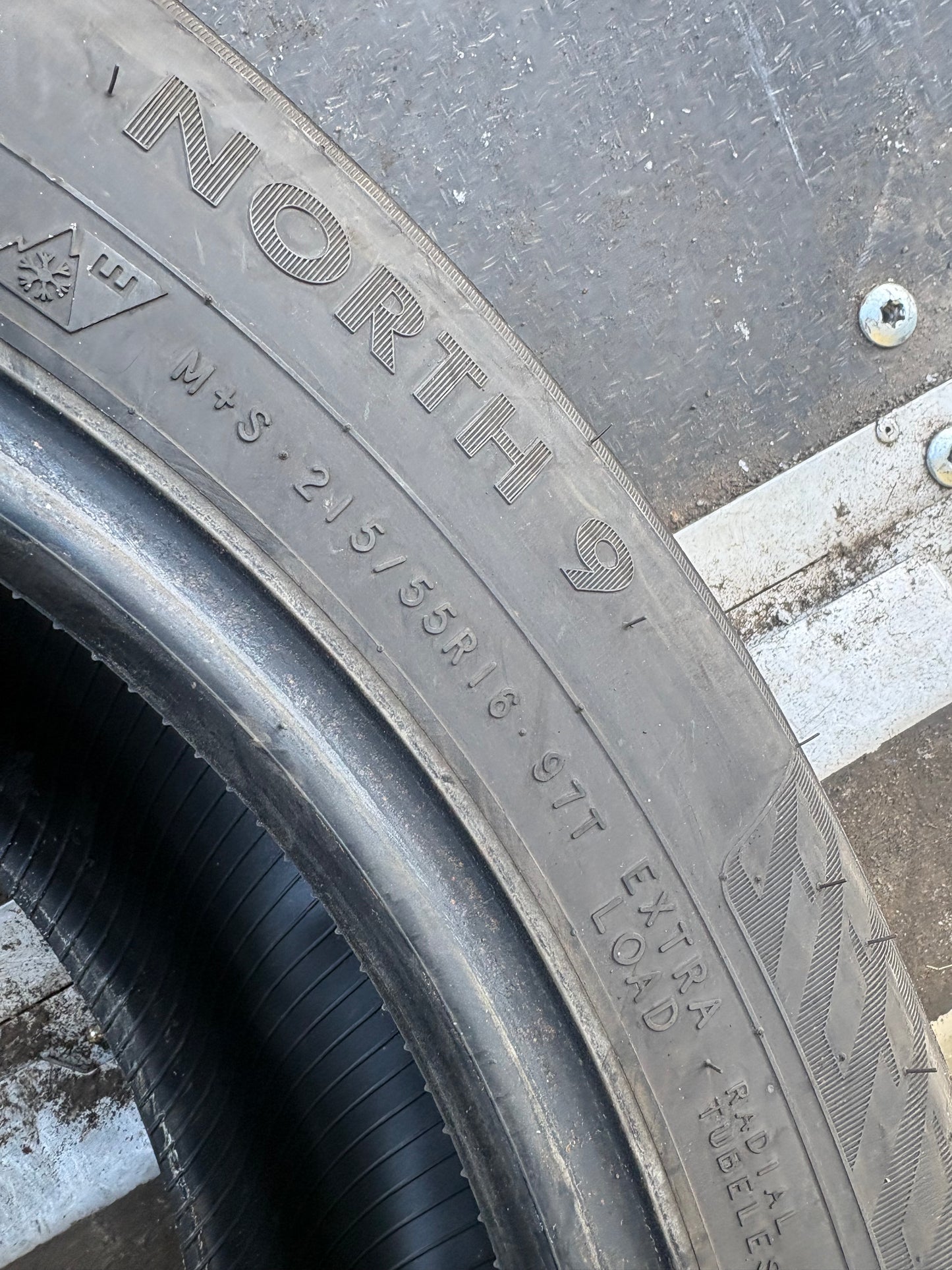 2 pneus d hiver 215/55r16 nokian en tres bon état