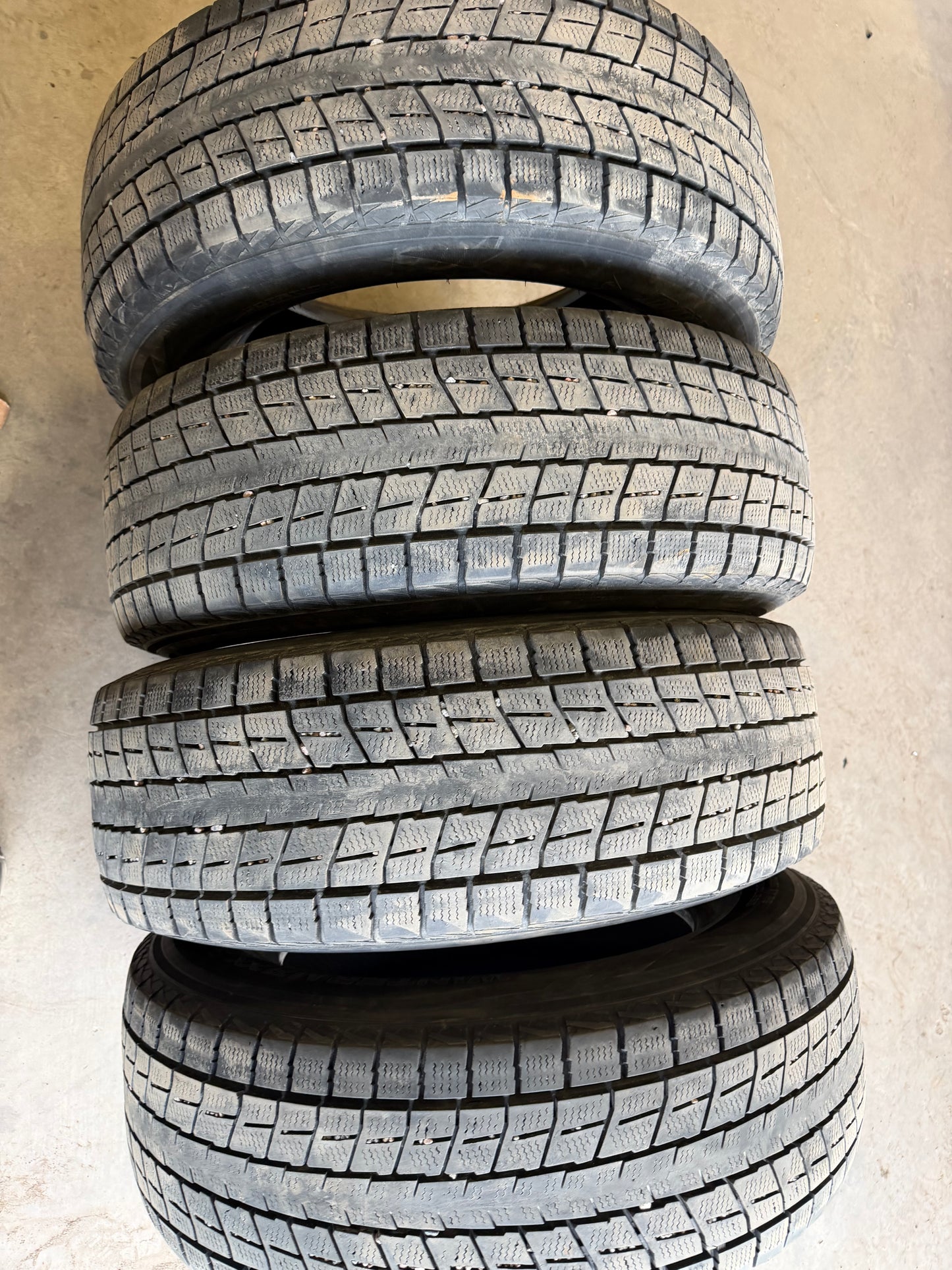 4 pneus d hiver 245/65r17 dunlop en bon état