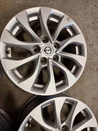 4 mags Nissan 16 pouces 5x114.3 a l etat neuf