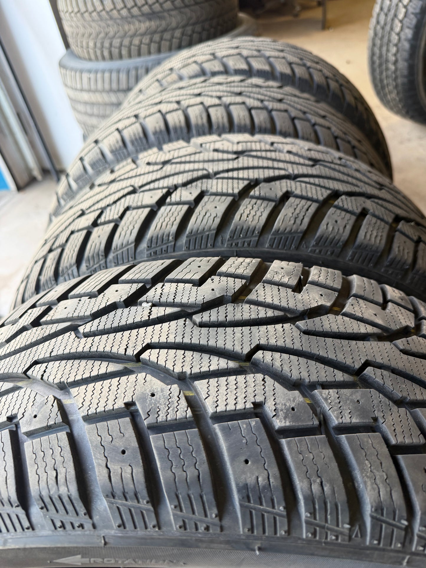 4 pneus d hiver 215/55r17 uniroyal a l état neuf