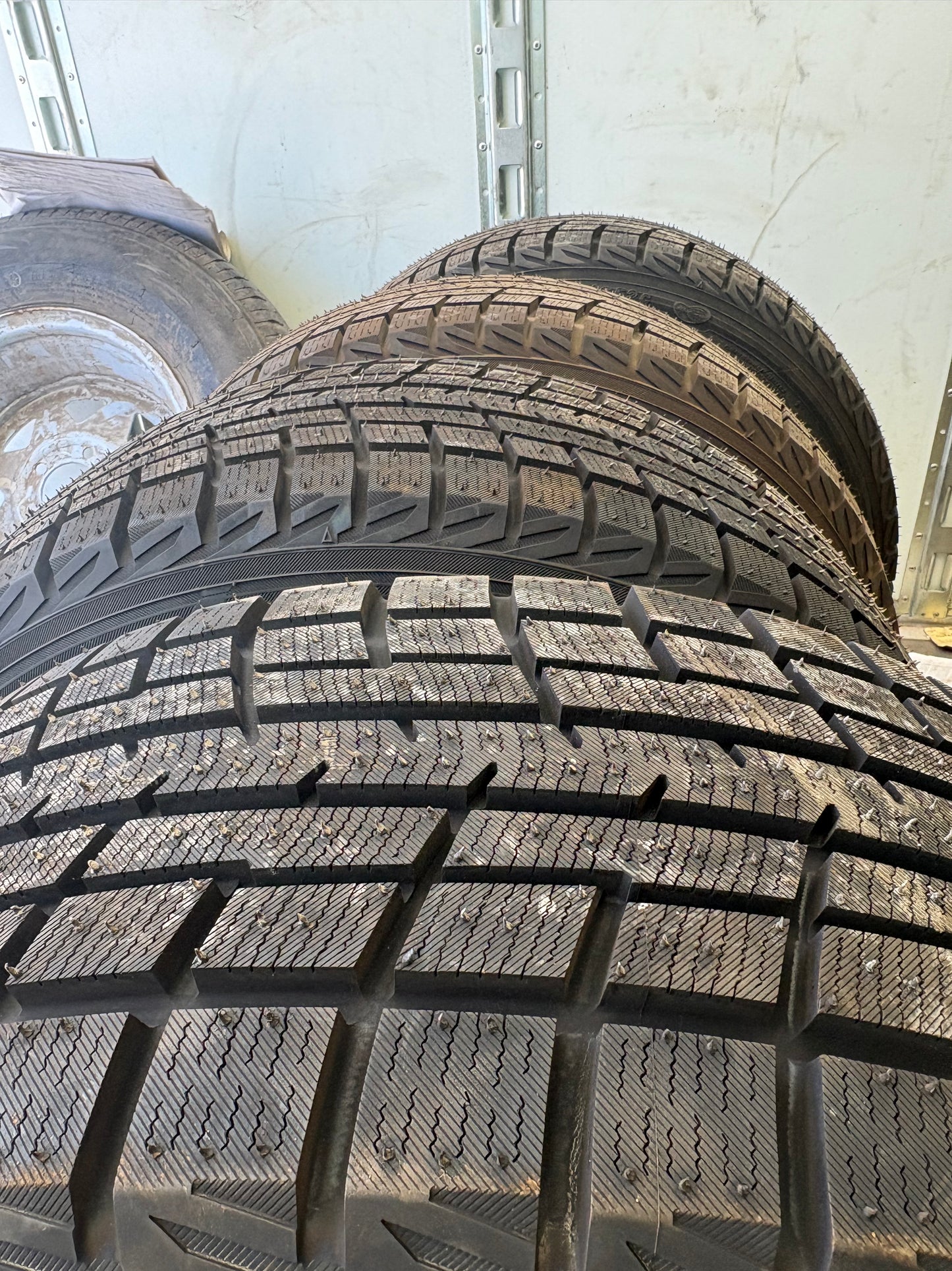 4 pneus d hiver neufs 225/40r18 Yokohama en liquidation