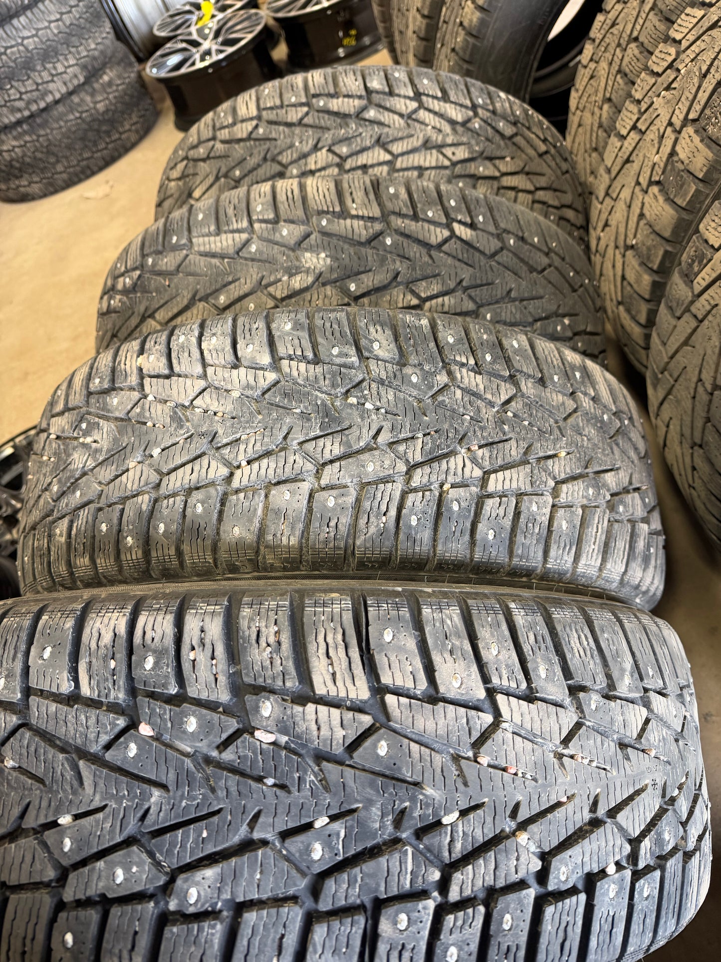 4 pneus d hiver 205/65r16 nokian a clous en tres bon etat