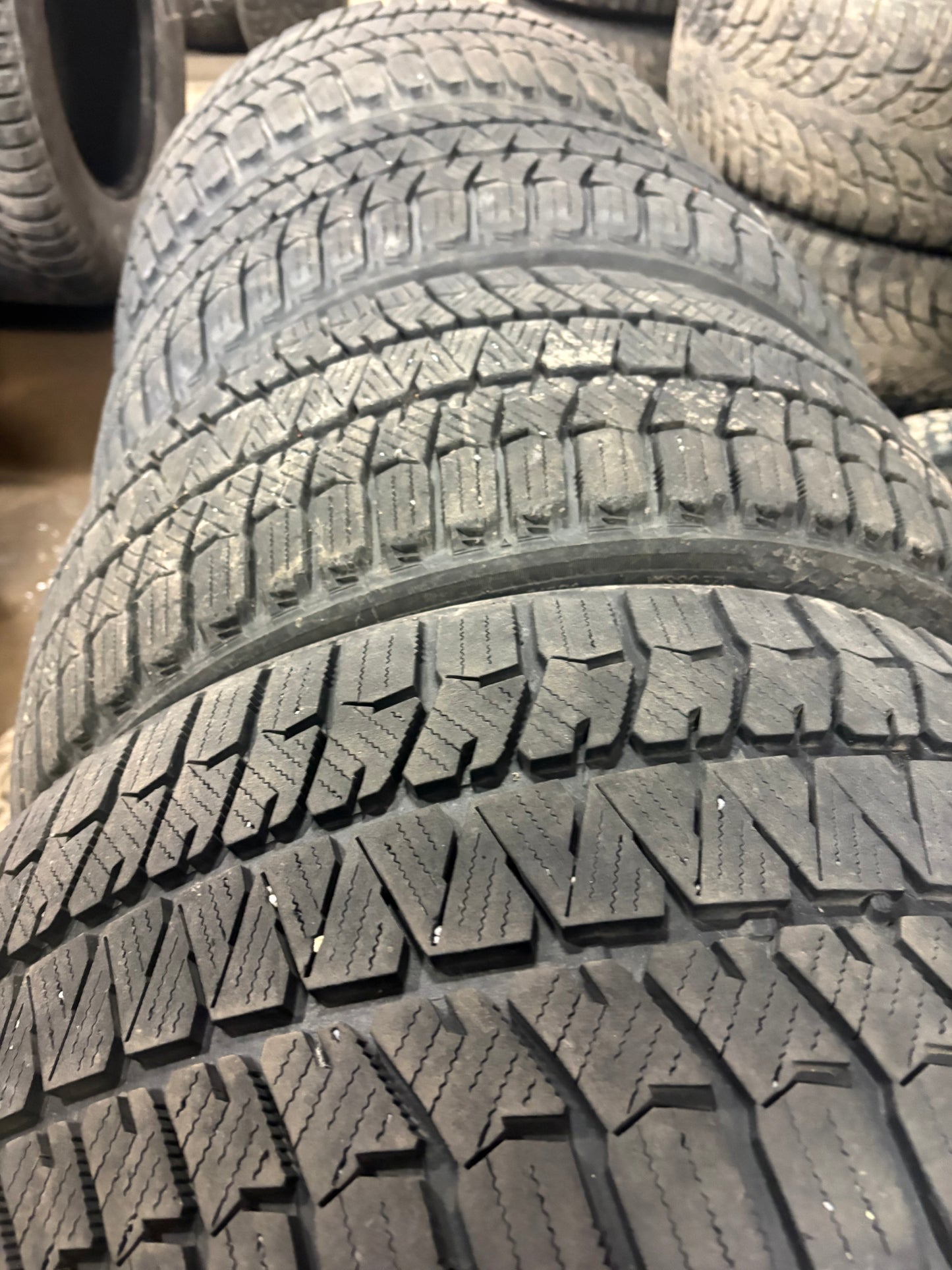 4 pneus d hiver 2x 225/40r18 et 2x 255/35r18 Bridgestone a l état neuf