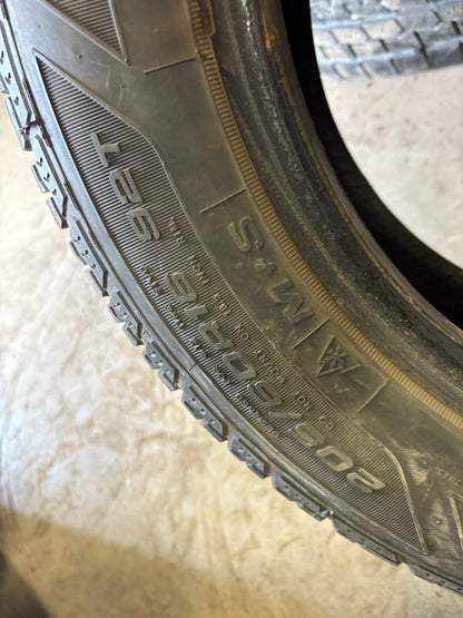 2 pneus d hiver 205/60r16 good year