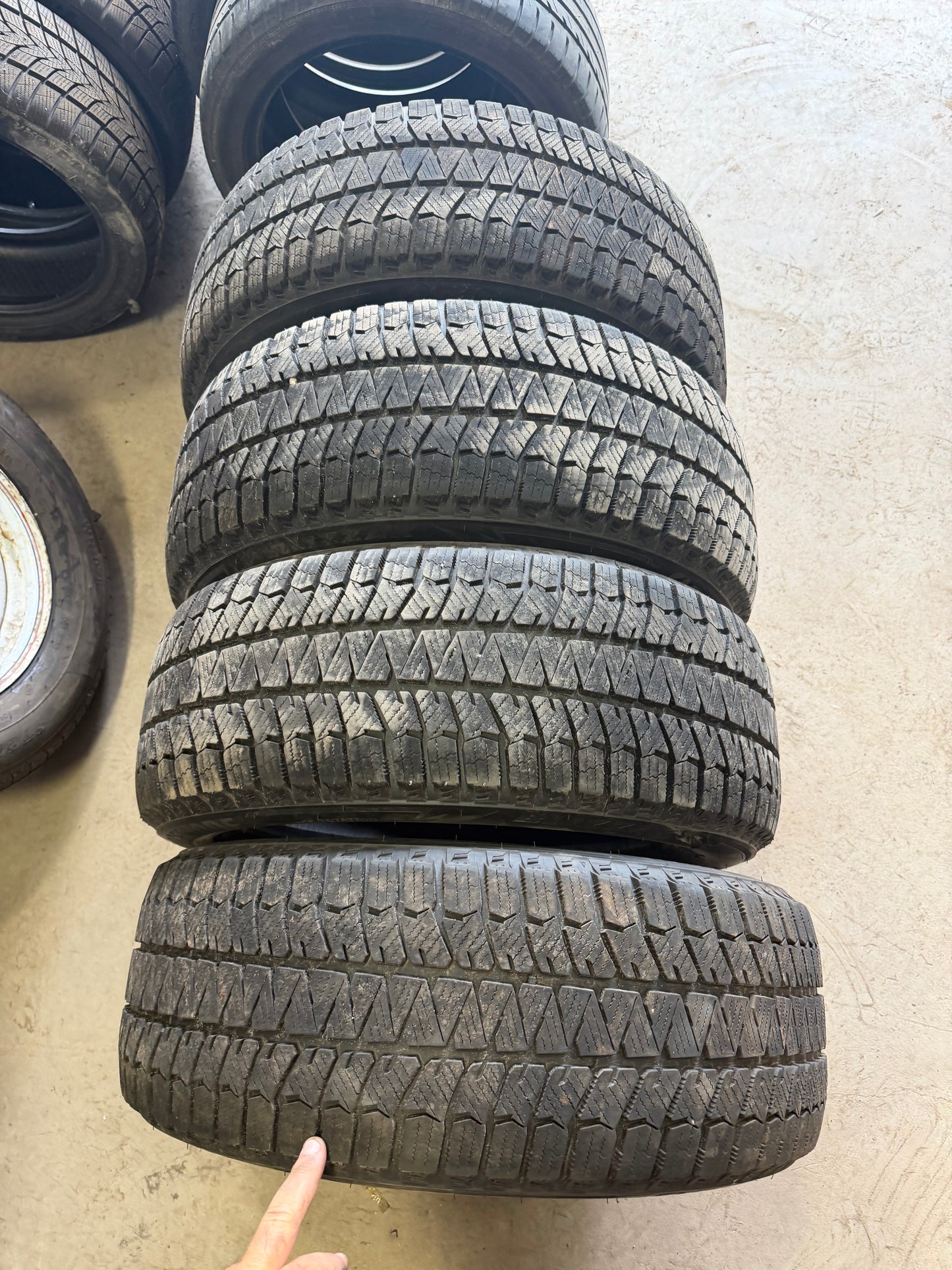 4 pneus d hiver 225/55r18 Bridgestone en tres bon état