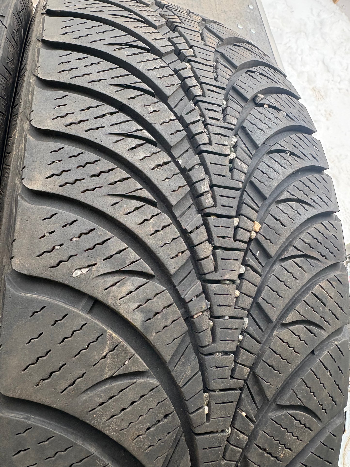 4 pneus d hiver 235/60r18 good year en bon état