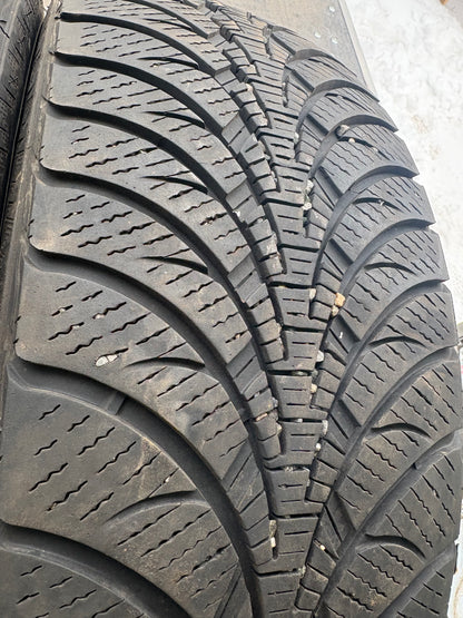 4 pneus d hiver 235/60r18 good year en bon état