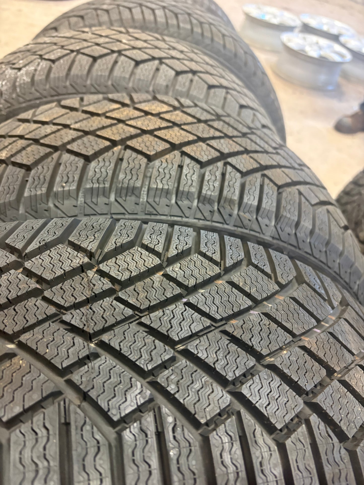 4 pneus d hiver neuf 205/55r17 continental en liquidation