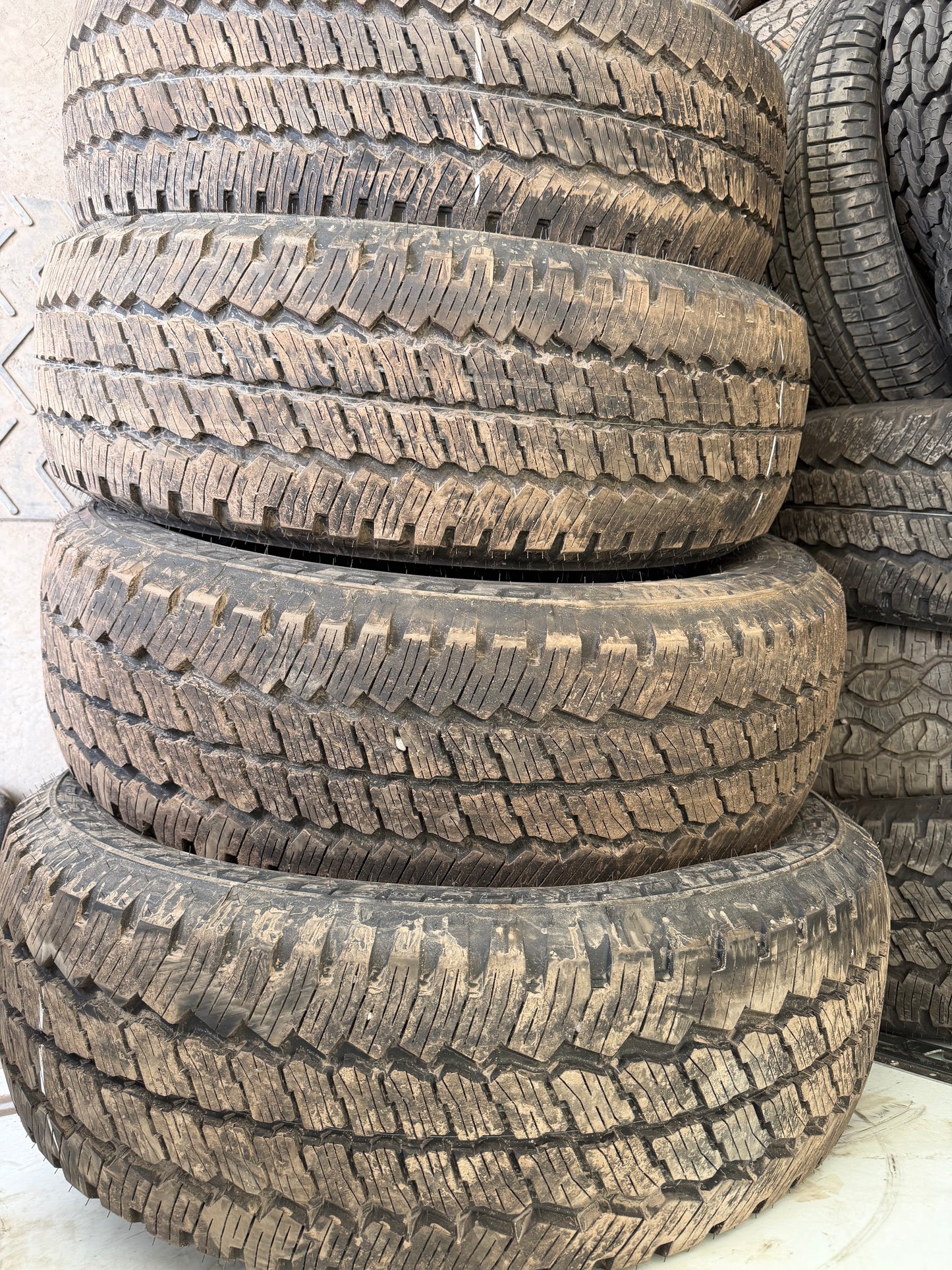 4 pneus d été neuf lt 275/65r20 Bridgestone 10 plies en liquidation