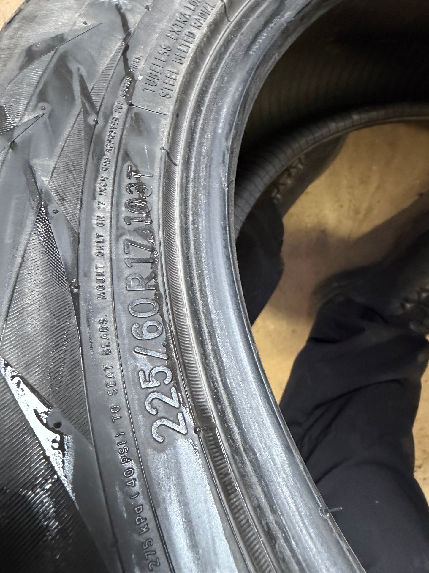 4 pneus d hiver 225/60r17 toyo a l état neuf