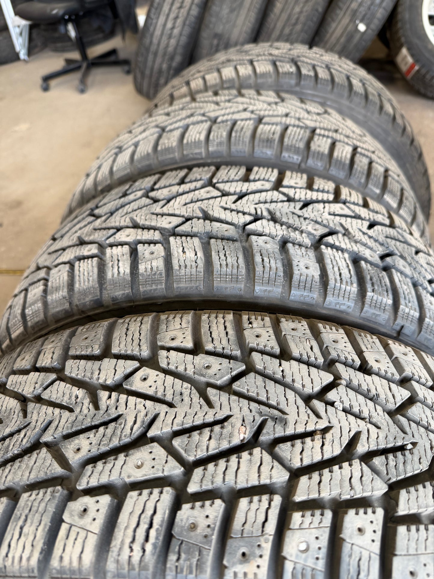 4 pneus d hiver 205/60r16 nokian a l etat neuf