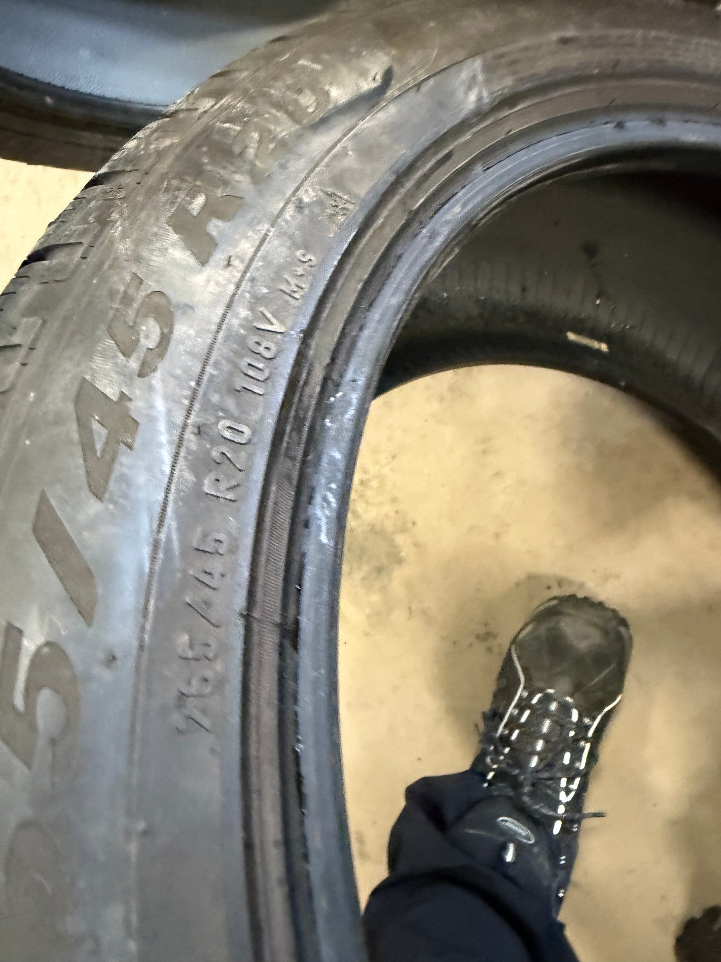 2 pneus d hiver 265/45r20 pirelli en bon etat