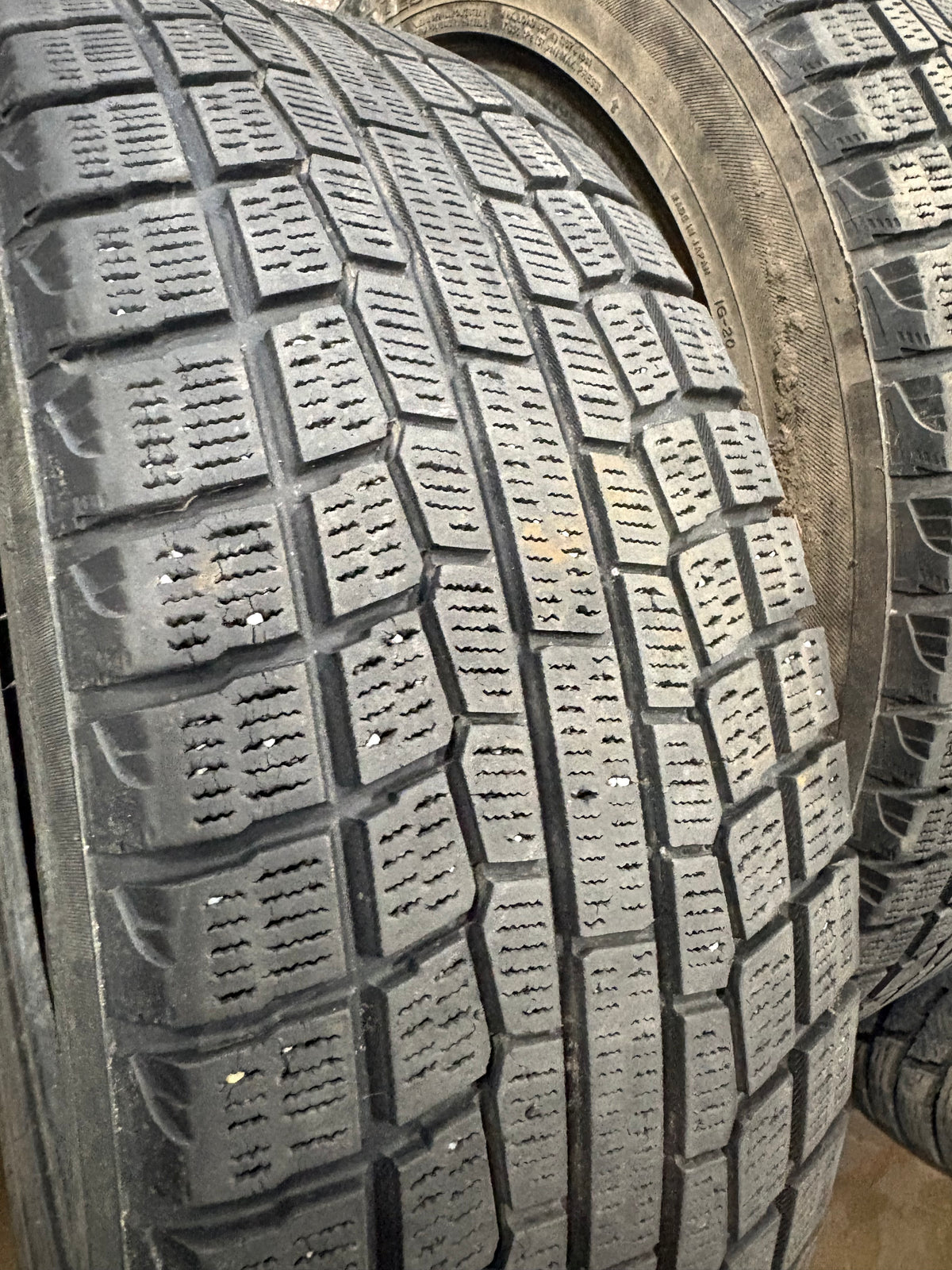 2 pneus d hiver 185/55r16 Yokohama