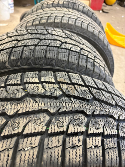 4 pneus d hiver 205/55r16 toyo a l etat neuf