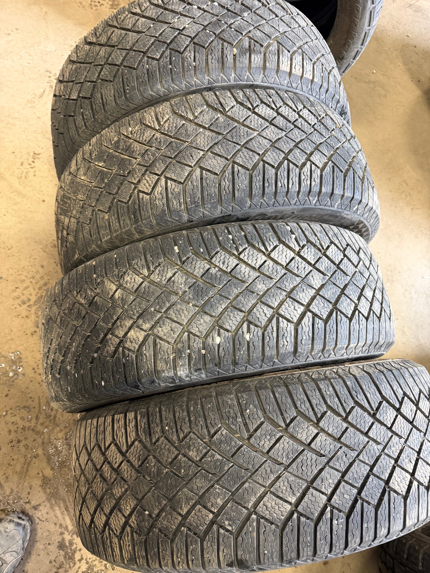 4 pneus d hiver 235/55r19 continental en tres bon etat
