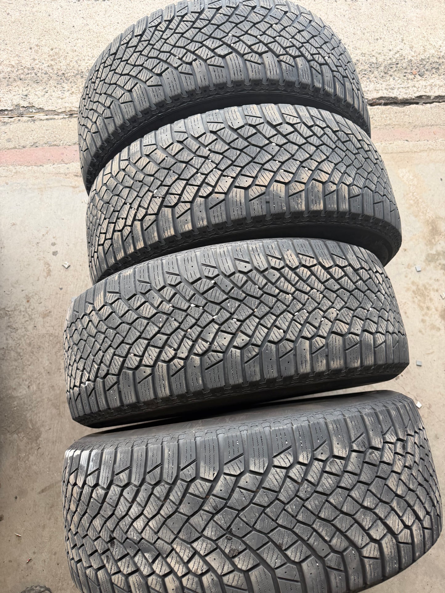 4 pneus d hiver 255/55r19 continental en bon état