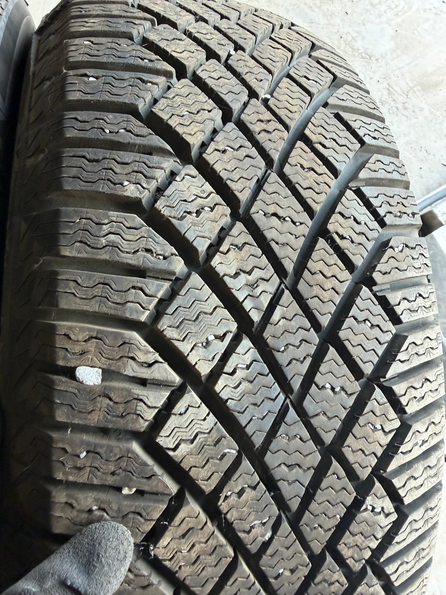 2 pneus d hiver 205/60r16 continental a l etat neuf