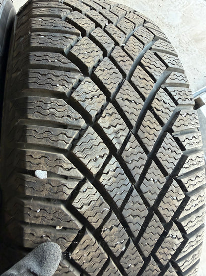 2 pneus d hiver 205/60r16 continental a l etat neuf