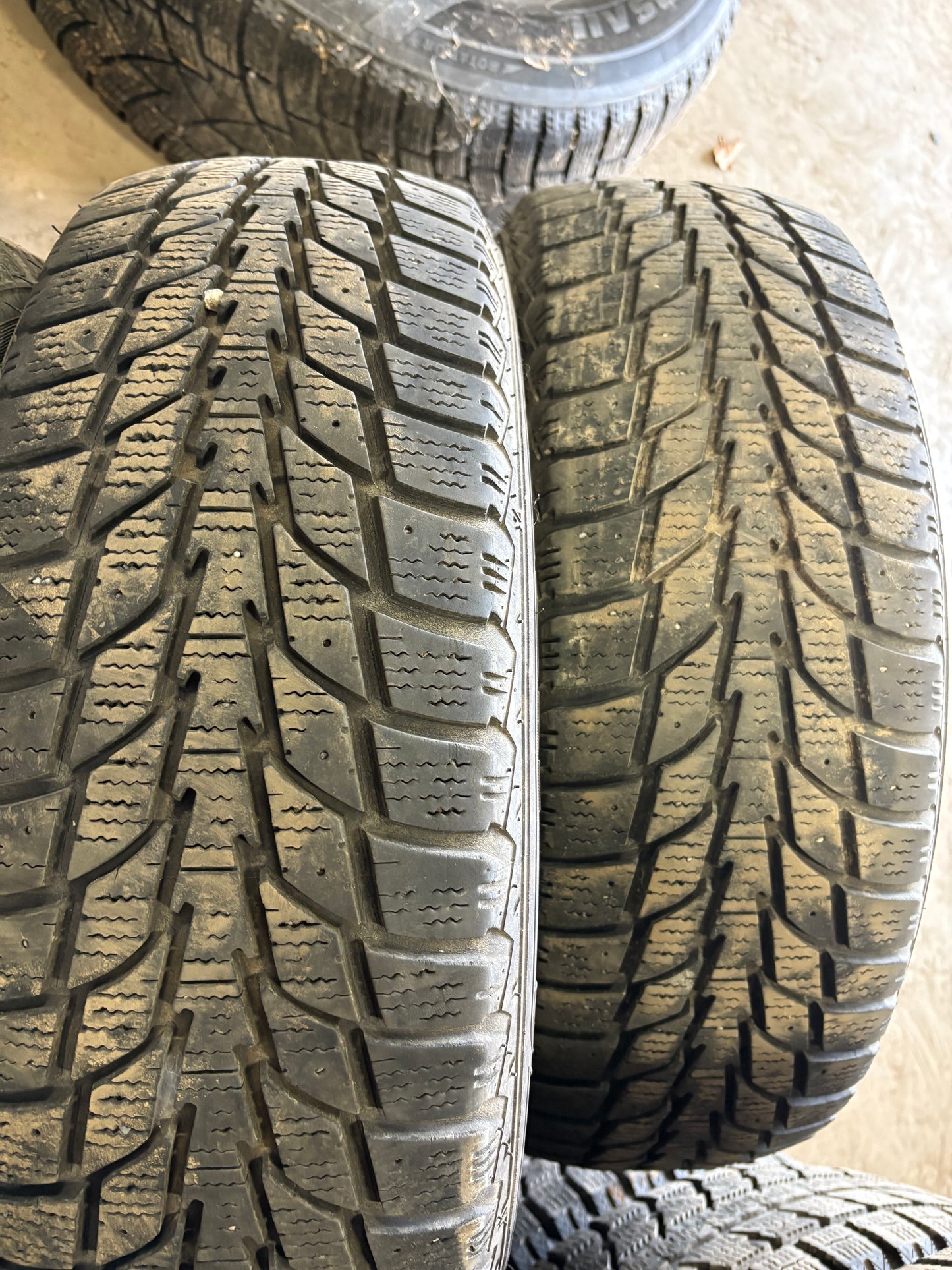 2 pneus d hiver 205/65r15 kelly en tres bon etat
