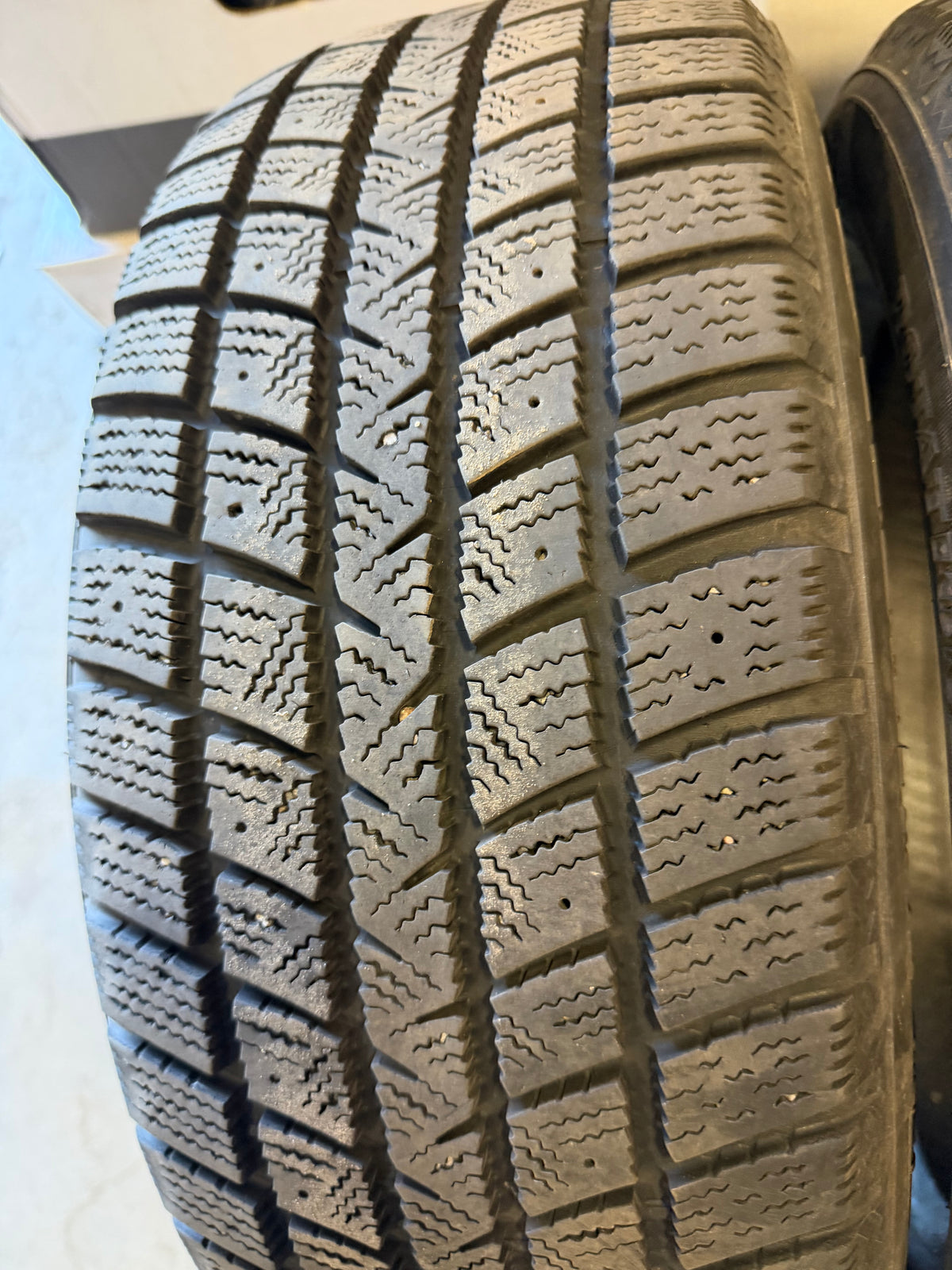 2 pneus d hiver 205/55r16 good year en tres bon état