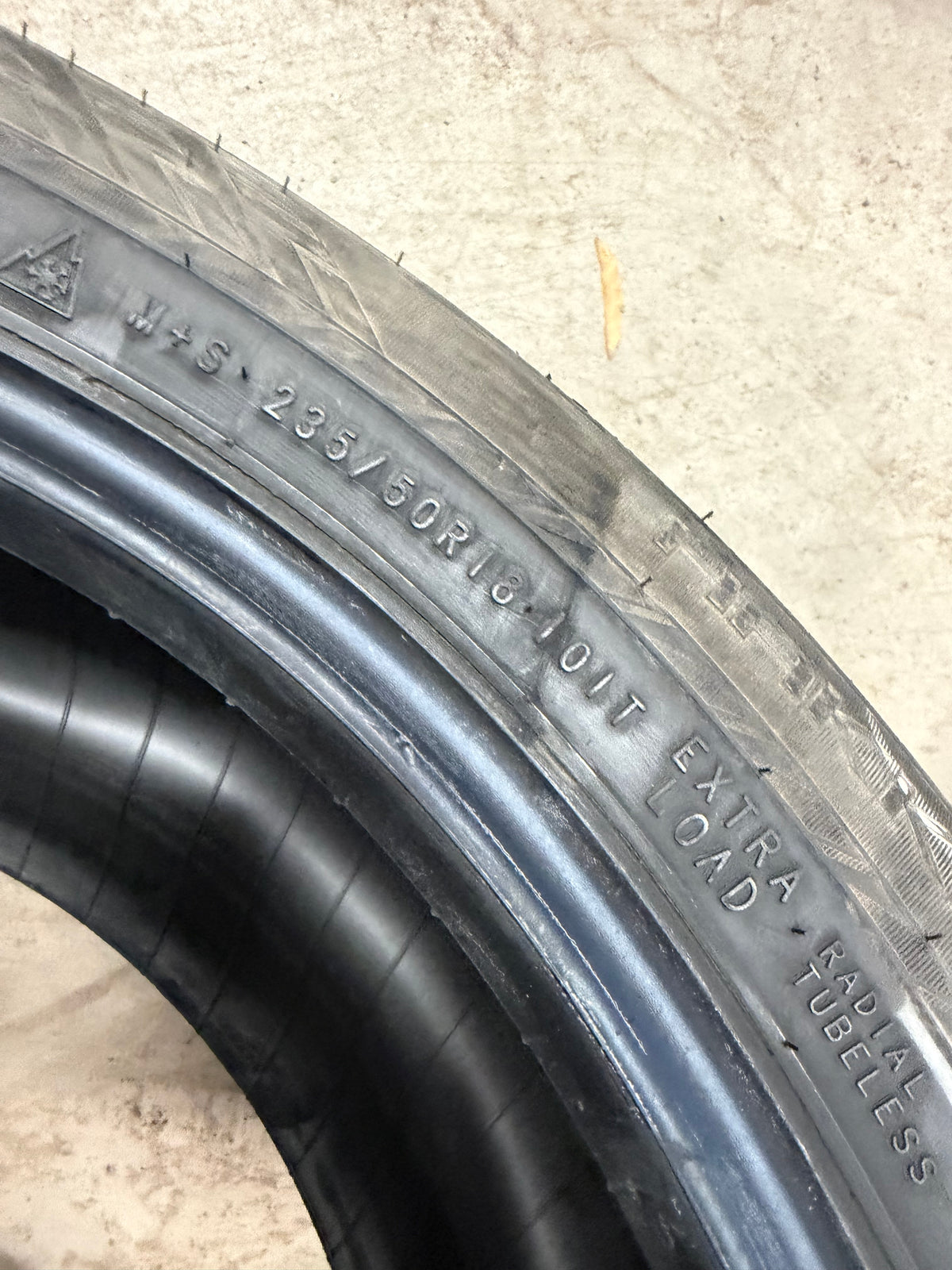 4 pneus d hiver 235/50r18 nokian a clou en très bon état