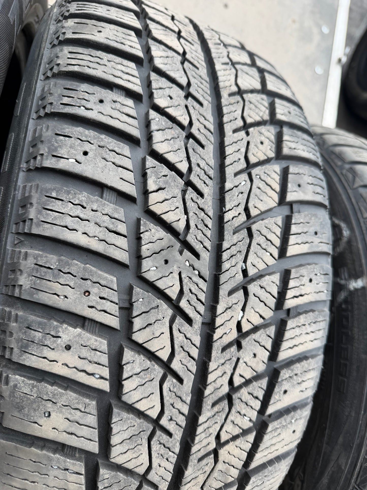 2 pneus d hiver 225/55r17 zeta en bon état