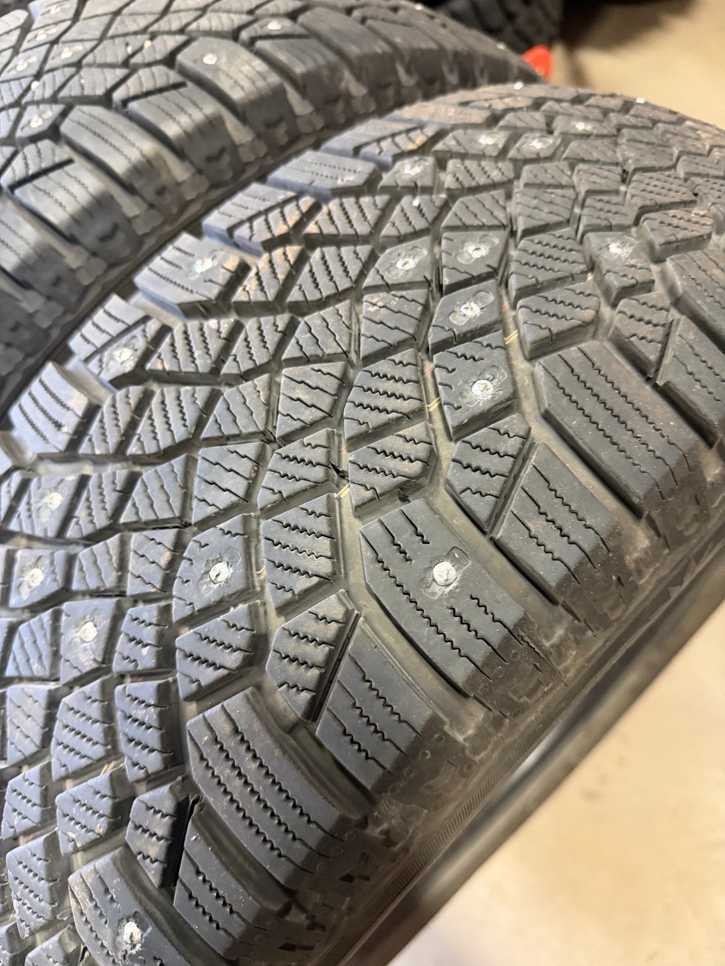 4 pneus d hiver 225/65r17 continental a clou a l état neuf