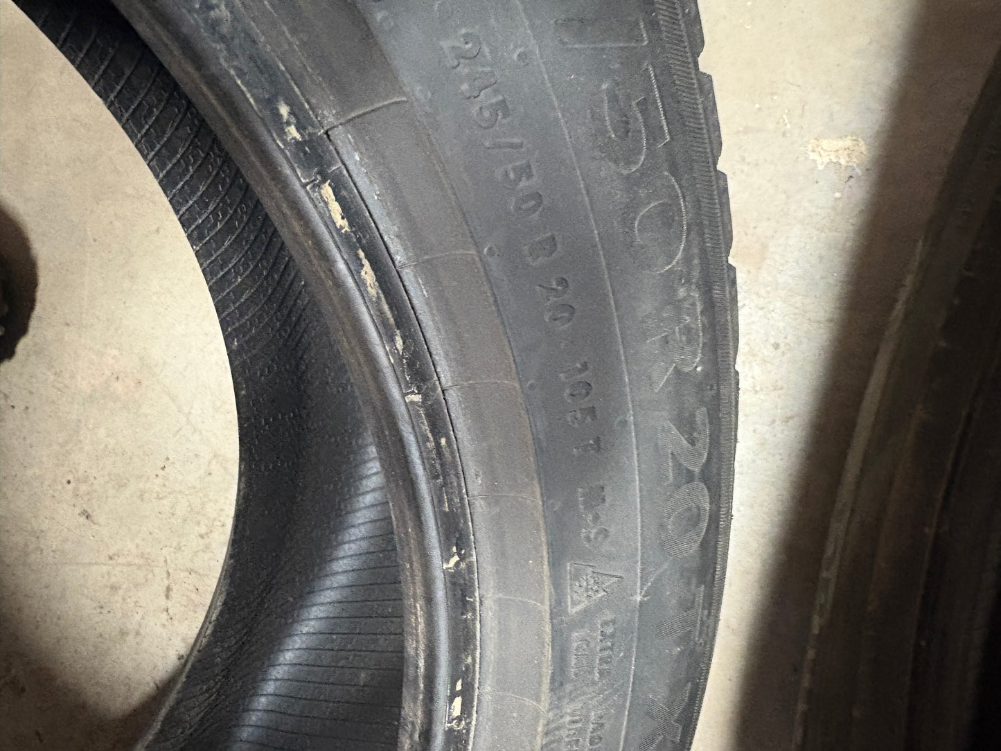 4 pneus d hiver 245/50r20 continental a clous a l etat neuf