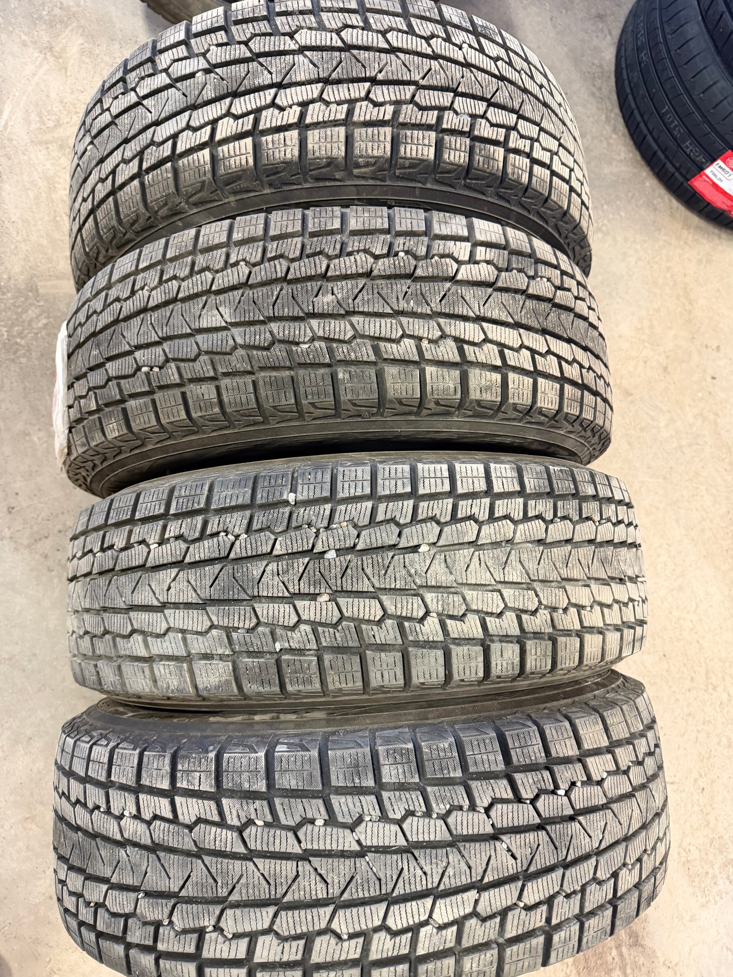4 pneus d hiver 205/60r16 Yokohama a l etat neuf