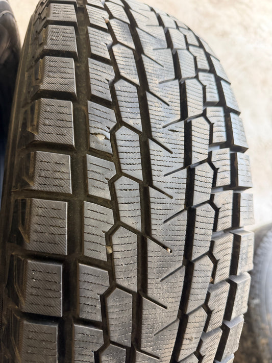 4 pneus d hiver 215/70r16 Yokohama a l etat neuf