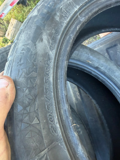 4 pneus d hiver 205/55r17 nexen en bon état