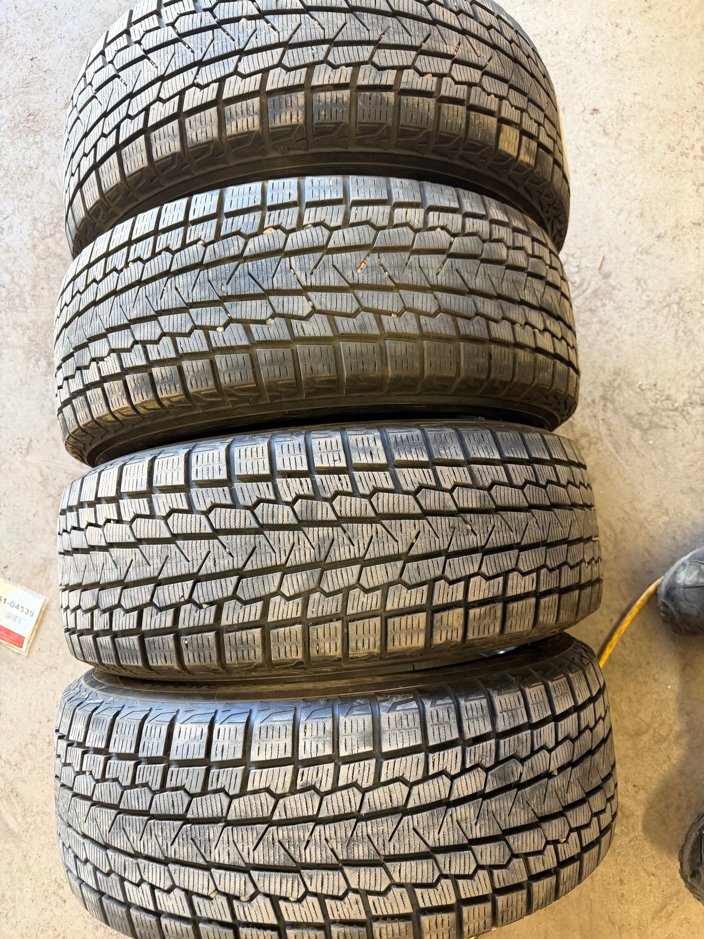4 pneus d hiver 205/55r16 Yokohama a l etat neuf