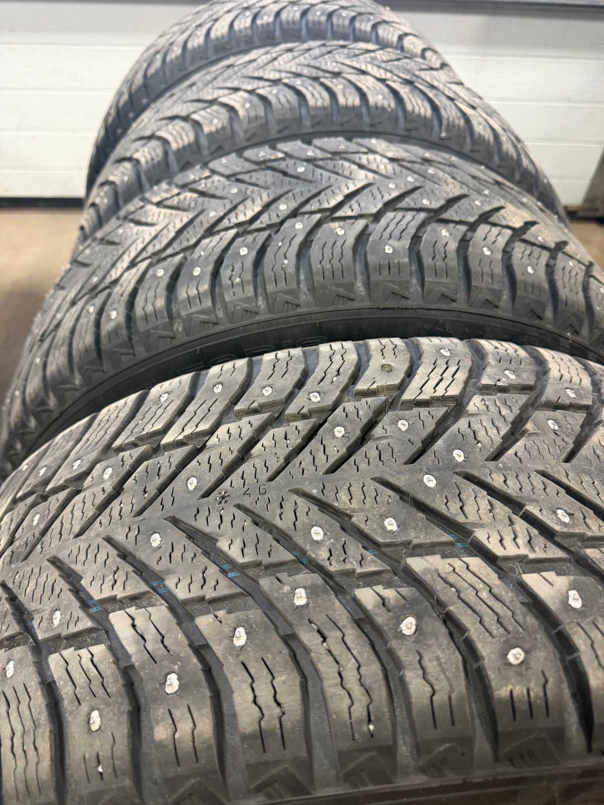 4 pneus d hiver 235/50r18 nokian a clou en très bon état