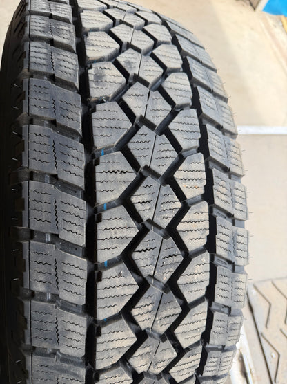 4 pneus d hiver lt 265/70r17 toyo 10 plies a l etat neuf