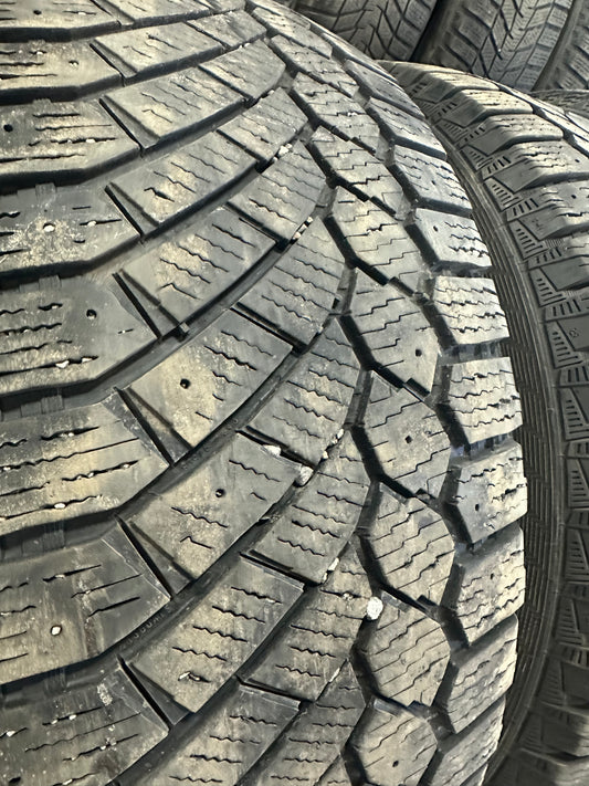 4 pneus d hiver 235/55r17 gislaved en bon état