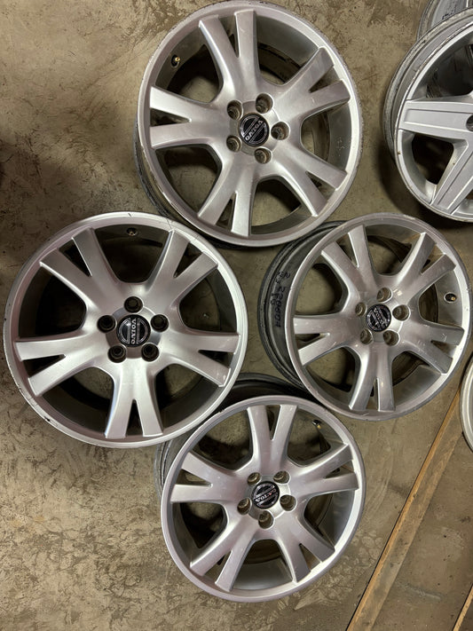 4 mags 17 pouces volvo 5x108 en bon état