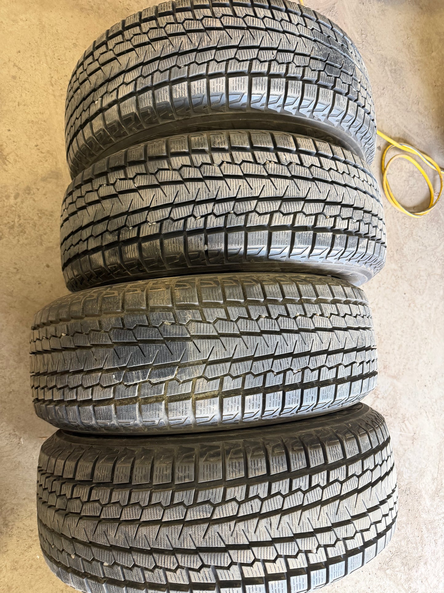 4 pneus d hiver 215/60r17 Yokohama a l état neuf