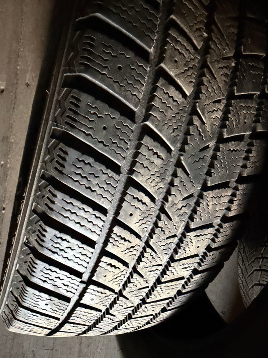 1 pneu d hiver 215/50r17 good year en bon état