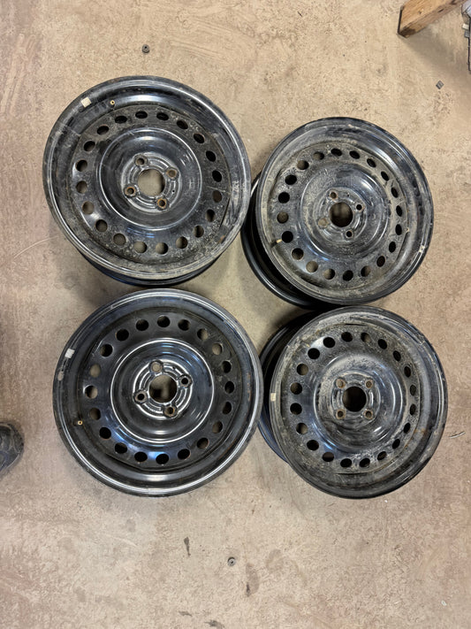 4 roues d acier 16 pouces nissan 4x100 en bon état