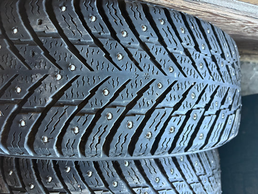 2 pneus d hiver 195/65r15 nokian a clou
