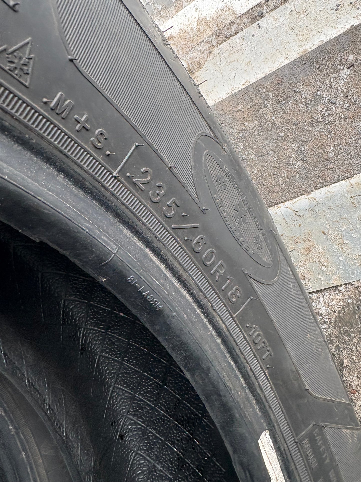 4 pneus d hiver 235/60r18 good year en bon état