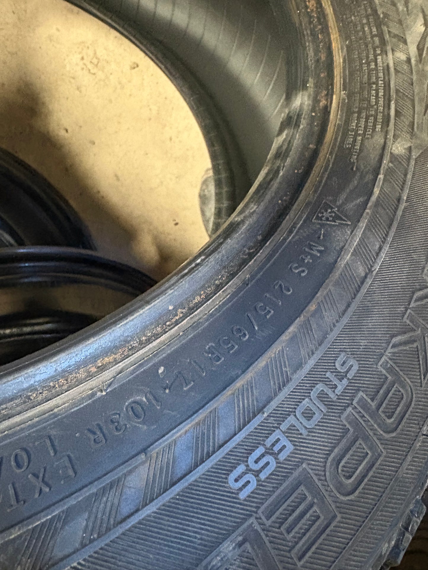 4 pneus d hiver 215/65r17 nokian en bon état