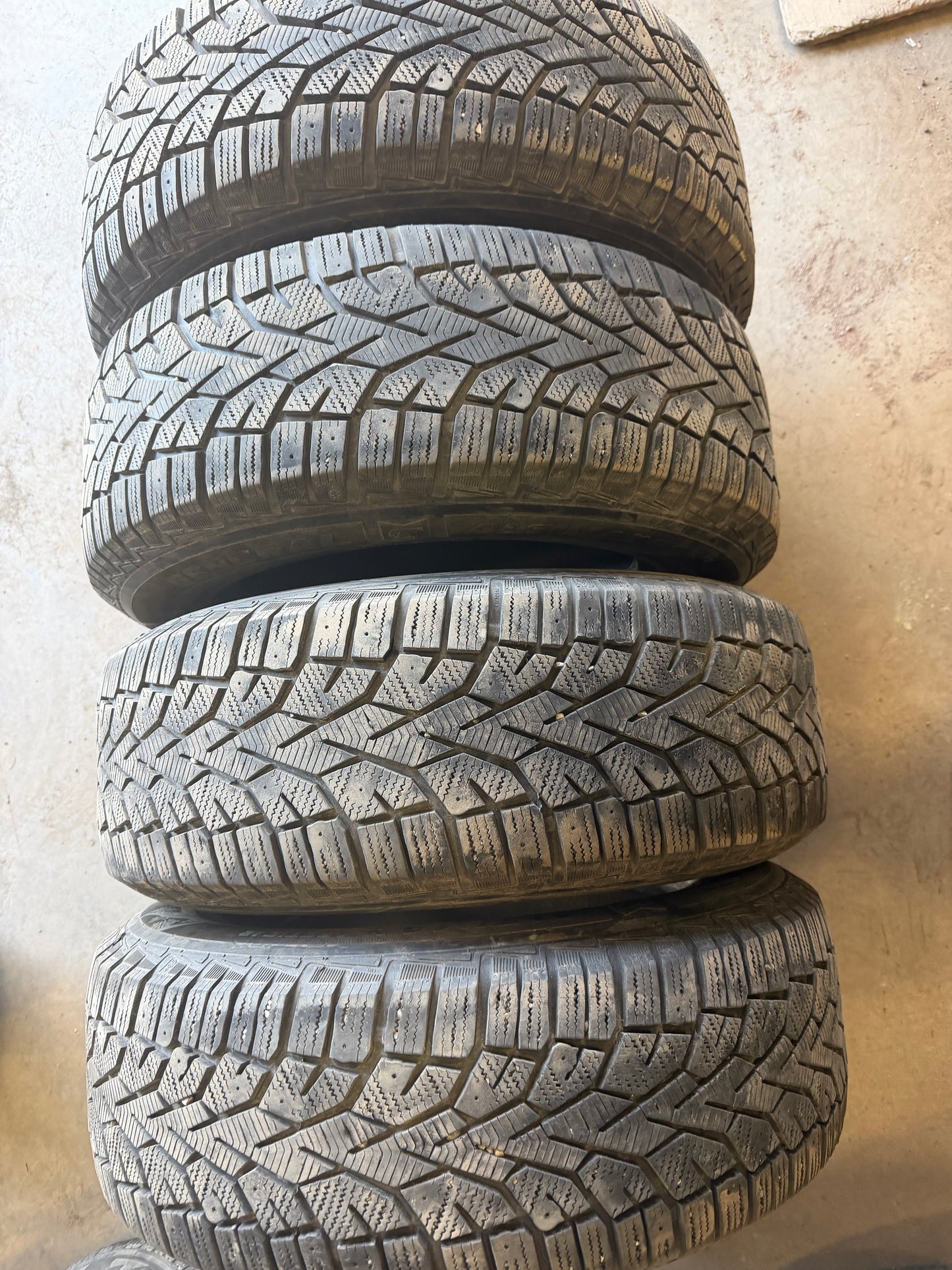 4 pneus d hiver 215/65r16 general en tres bon état