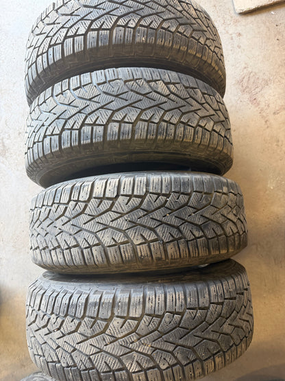 4 pneus d hiver 215/65r16 general en tres bon état