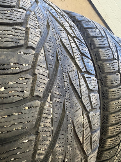 4 pneus d hiver 235/55r19 nokian en bon état