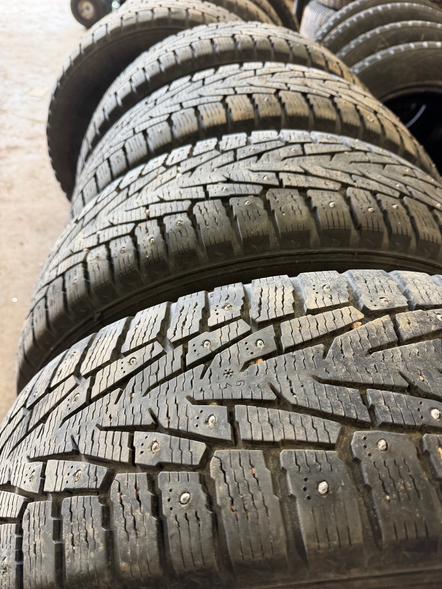 4 pneus d hiver 225/60r18 nokian a clous en tres bon etat
