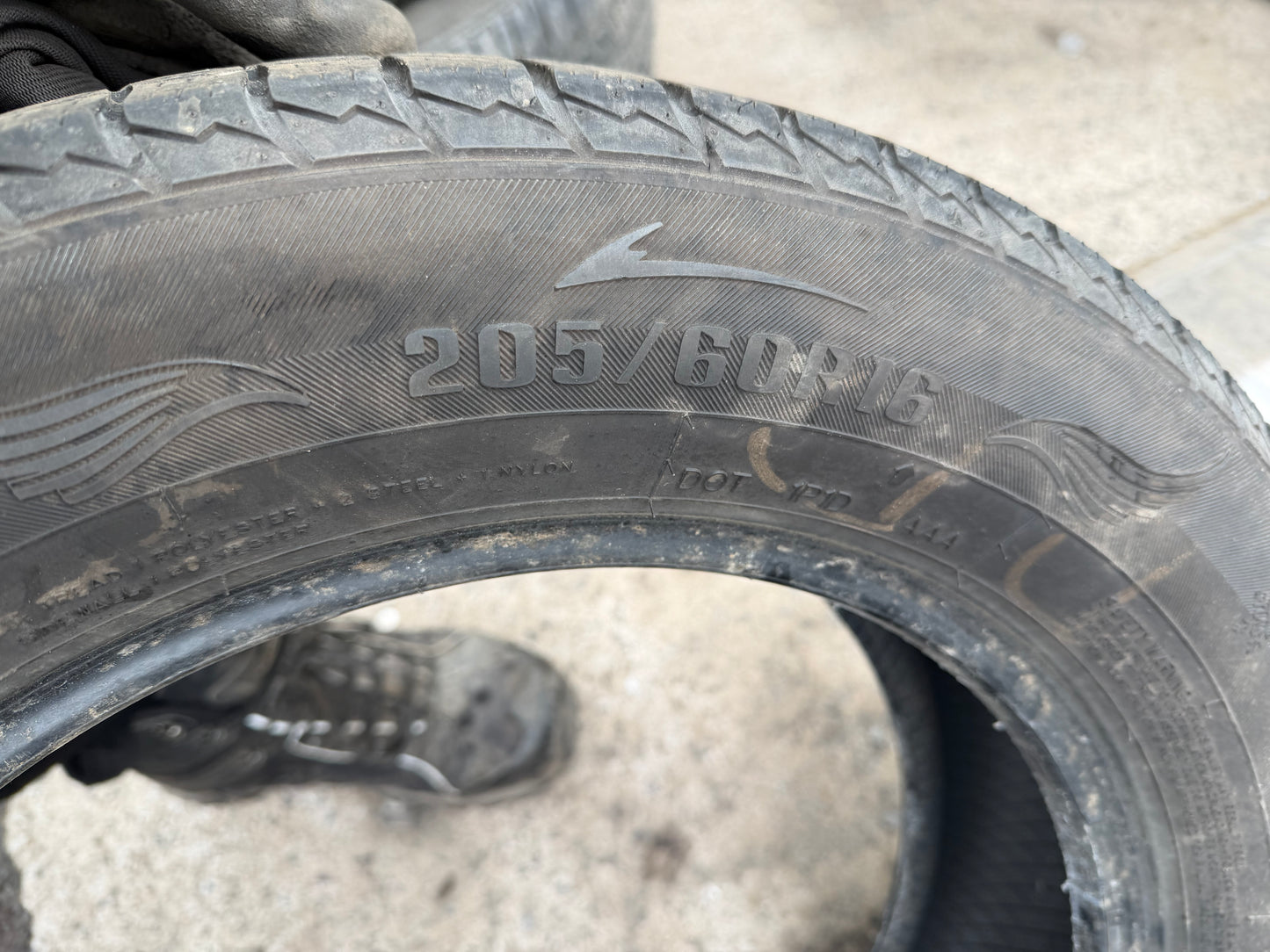 4 pneus d hiver 205/60r16 royal snow