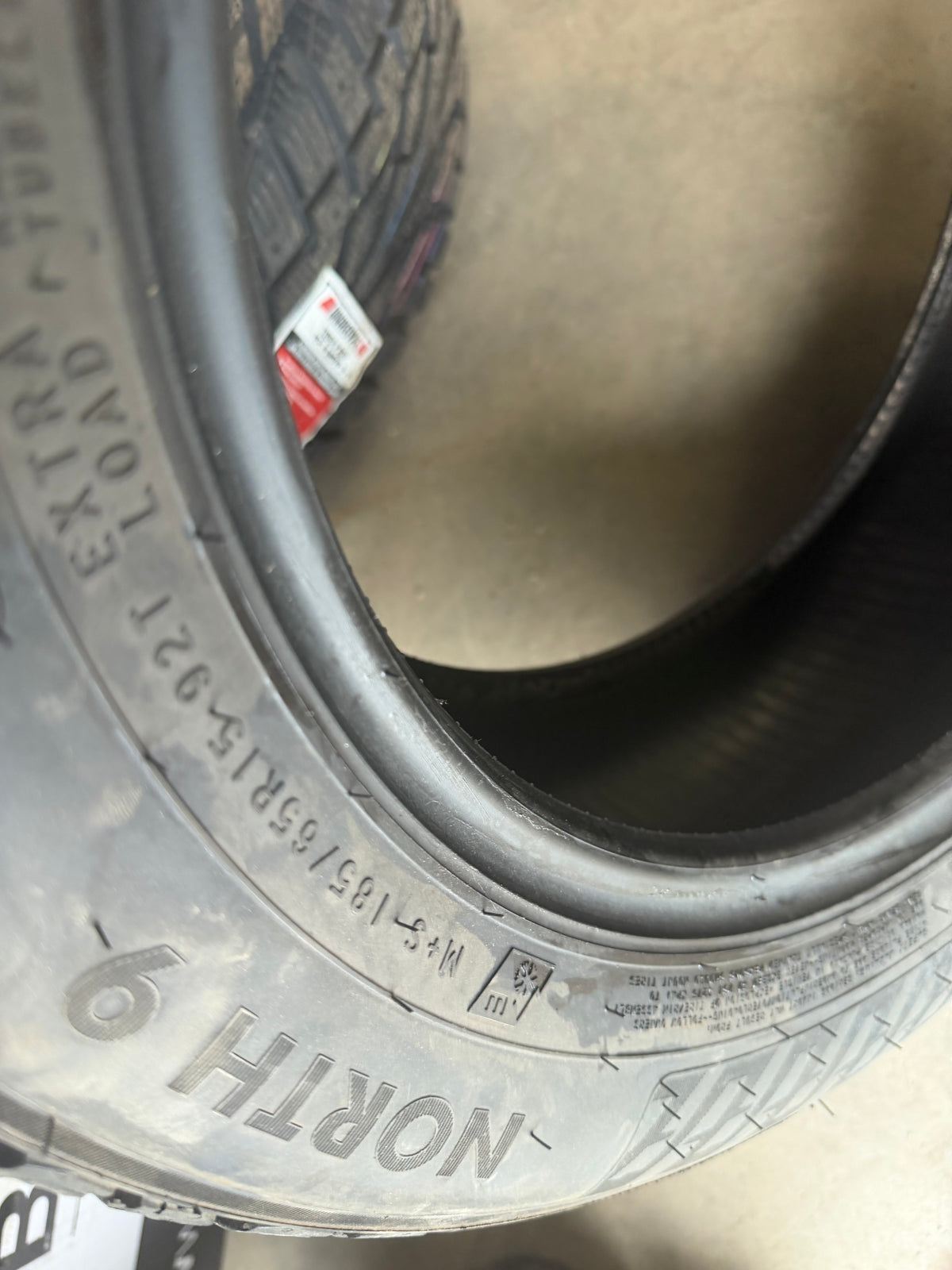 2 pneus d hiver 185/65r15 nokian en bon état