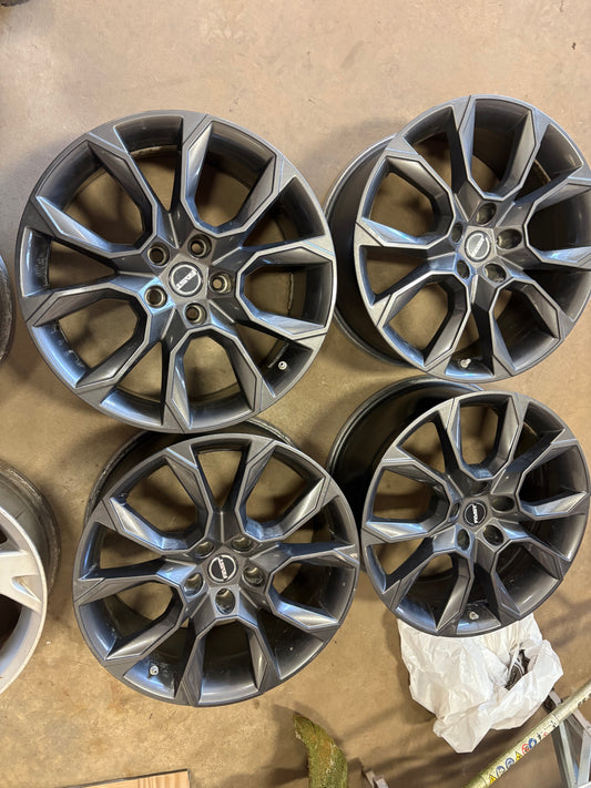 4 mags fast 18 pouces 5x114.3 a l etat neuf ( ideal pour Nissan)